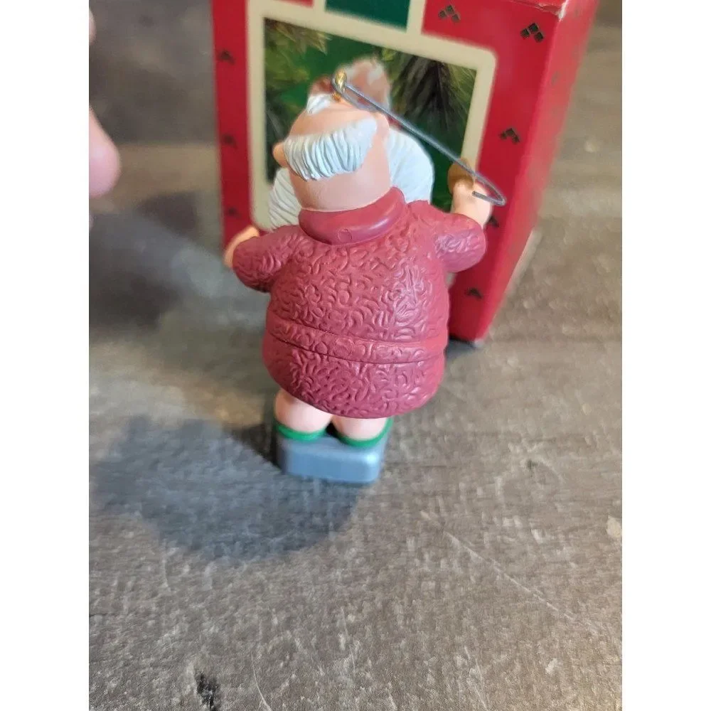 Hallmark tipping‎ the scales 1986 ornament Xmas Decor Santa